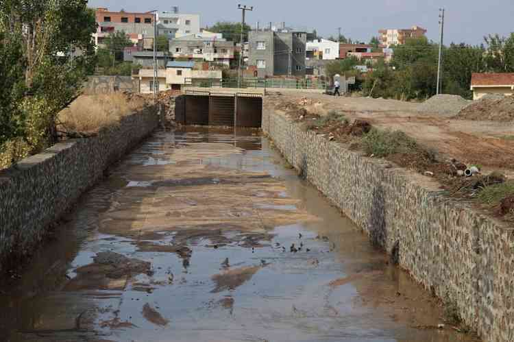 Çınar Belediyesi Kanal Temizlik Çalışmalarını Sürdürüyor 